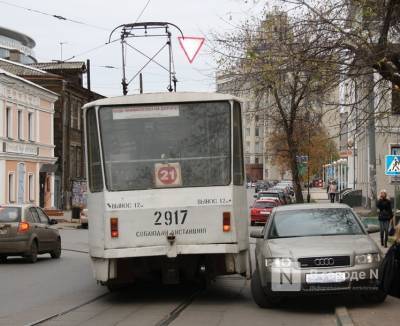 Случаи задержки трамваев из-за машин на рельсах участились в Нижнем Новгороде