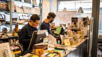 Во Франции во время нового локдауна книжные магазины закрывать не будут