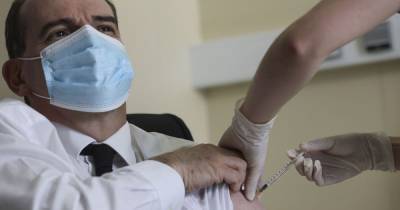 "Чтобы показать полное доверие к препарату": во Франции премьер вакцинировался AstraZeneca в прямом эфире