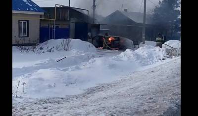 В Ишиме на улице Докучаева загорелся автомобиль с газовым оборудованием