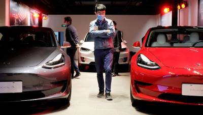 Китай запретит военным ездить на электромобилях Tesla