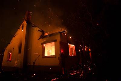 Девочка спаслась из горящего дома при помощи матраса