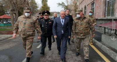 Вагаршак Арутюнян побывал в военном госпитале и встретился с ранеными в Карабахе солдатами
