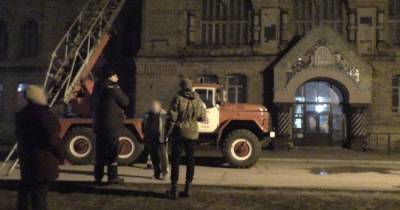 В Полтавской области мужчина забрался на крышу школы, потому что хотел "телепортироваться" домой (фото)