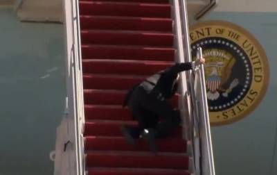 Появилось видео, как Байден спотыкается и падает на трапе самолета