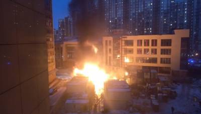 Очевидцы сообщили о взрывах на пожаре у строящейся школы в Петербурге