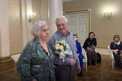 В России 92-летняя невеста и её 70-летний жених сыграли красивую свадьбу
