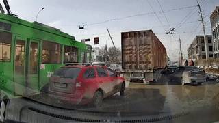 В Новосибирске троллейбус прокатил кондуктора на рогах — видео