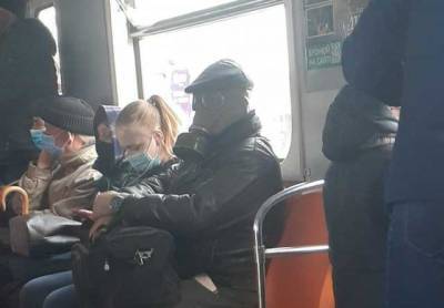 В Киевском метро засекли мужчину в противогазе и кепке