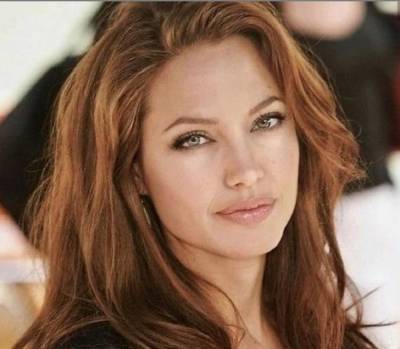Задумчивая Анджелина Джоли в строгом наряде показала красоту крупным планом: "Удивительная женщина"
