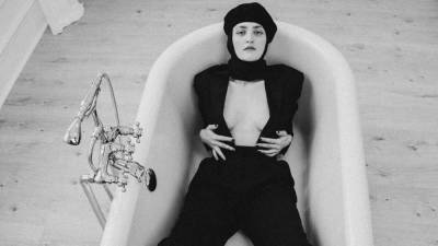 Вера Кекелия засветила упругую грудь в дерзком наряде: провокационные фото в ванной