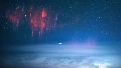 Над гавайским небом зафиксировали на фото две редкие молнии