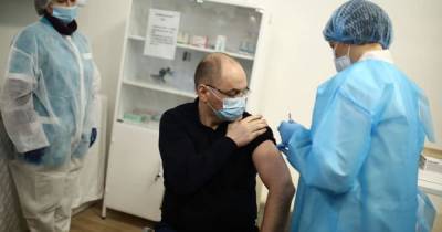 Вакцинация в Украине: почему прививку сделал Степанов и когда укол получит Зеленский