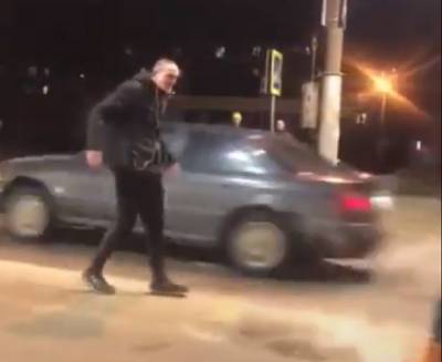 Хулиган бегал по проезжей части и нападал на автомобили (видео)