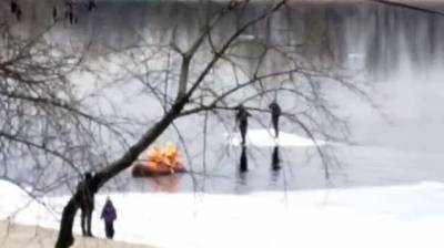 Спасатели сняли с льдины двух киевлян, которые дрейфовали вниз по Днепру