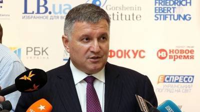 Глава МВД Украины приравнял себя к ангелам в ответ на критику националистов