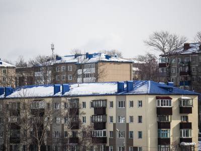 Крыши домов в Корсакове продолжают чистить от снега и наледи