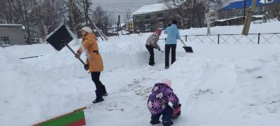 Жители поселка в Карелии расчистили снег у дома культуры, чтобы отпраздновать Масленицу (ФОТО)