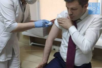 Министр промышленности Дагестана вакцинировался от коронавируса