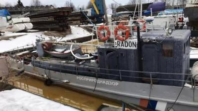 Возле яхт-клуба на Петровской косе подтопило катер Росприроднадзора