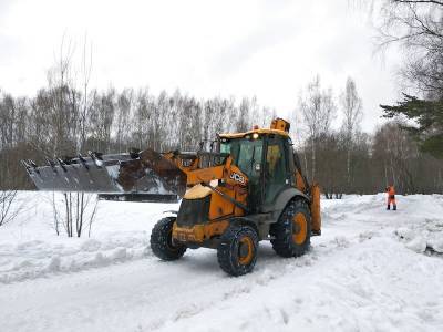 В Битцевском лесу заметили тяжелую технику, убиравшую снег вместе с асфальтом