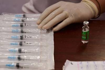 США отказались делиться вакциной от COVID-19 с другими странами