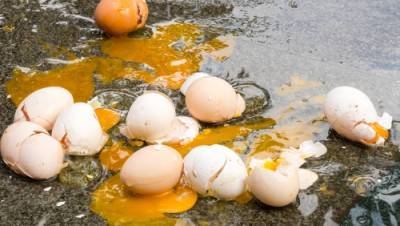 Жильцы дома в Петах-Тикве забросали детей под окнами яйцами: они шумели