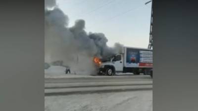 Водители закидали снегом загоревшийся грузовик