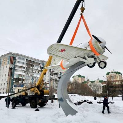 В сквере Новокузнецка демонтировали макет истребителя И-16