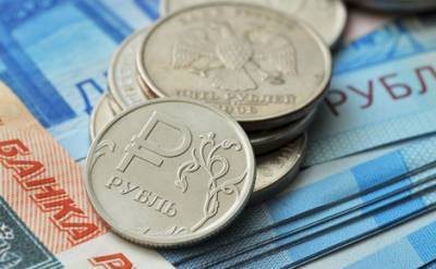 Российский рубль сегодня умеренно дешевеет на бирже в Москве