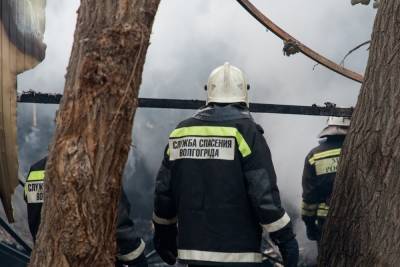 В Волгоградской области сгорел деревянный дом, есть пострадавшие