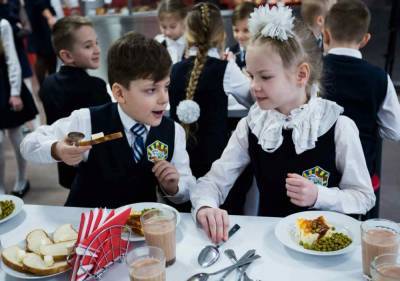 В Роспотребнадзоре рекомендовали школьникам питаться 5 раз в день