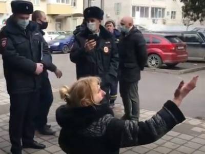Владелица ларька в Краснодаре умоляла полицию и чиновников не сносить его, стоя на коленях