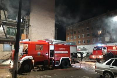 В Сланцах из полыхающего дома эвакуировали 40 человек, 10 спасли
