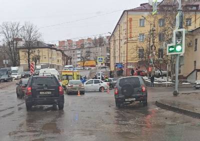 Медики осматривают четырех человек, попавших этим утром в жесткое ДТП в Смоленске