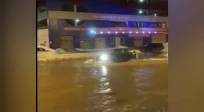 В Ярославле машины плавают по окна в воде: причины