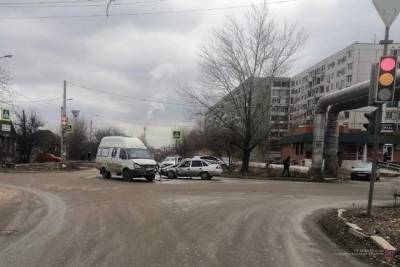 Микроавтобус в Волгограде спровоцировал ДТП, пострадали два человека