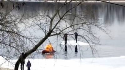 В Киеве мужчины покатались по льдине на Днепре: их вытащили спасатели