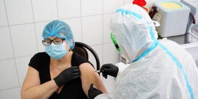 Больше всего — в Донецкой области. В Украине сделали почти 5000 прививок от коронавируса