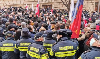 В центре Тбилиси начались столкновения между оппозицией и полицейскими