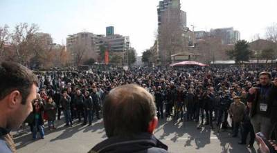 Противники Пашиняна вышли на протест в Ереване и ворвались в здание правительства