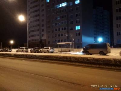 В Южно-Сахалинске беспощадно паркуются у остановки на Горького