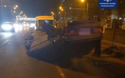 В Харькове авто протаранило легковушку и перевернулось на крышу: кадры аварии