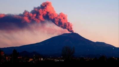 Стратовулкан Этна на Сицилии активизировался и набирает силу