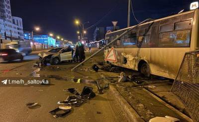 В Харькове на маршрутку с пассажирами упал бетонный столб