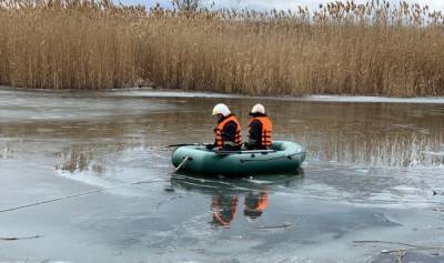 Люди провалились под лед на Днепропетровщине, спасатели бросились на помощь: есть погибшие