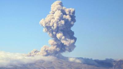 Древний вулкан Эбеко на Курилах дважды за день выбросил пепел