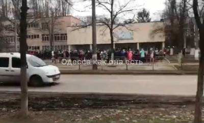 Масштабная угроза взрыва в Одессе, детей срочно вывели на улицу: кадры происходящего