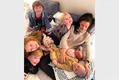 Жена Алека Болдуина стала матерью в шестой раз спустя полгода после родов