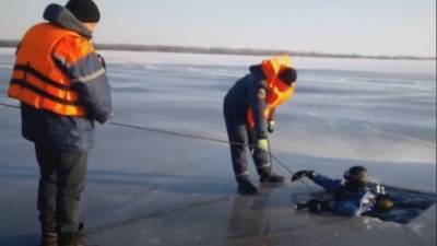 В Вольске водолазы продолжают искать тела провалившихся под лед детей